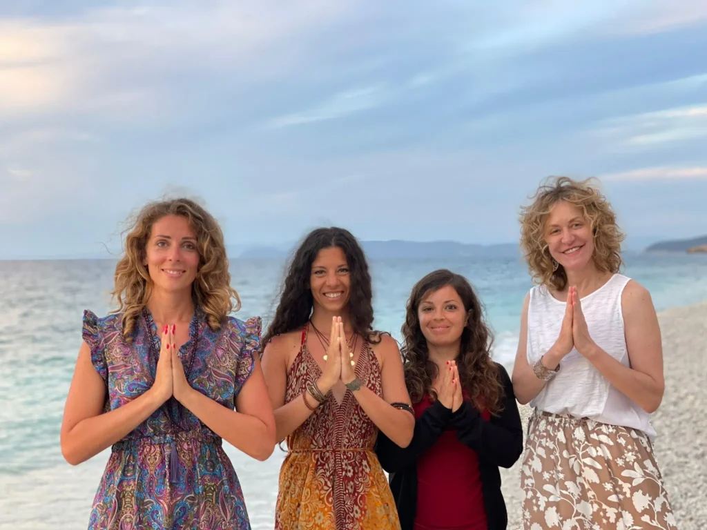 insegnante e studenti dopo corso di yoga